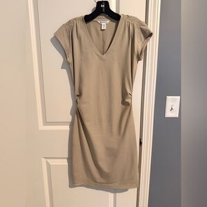 EXCELLENT LIKE NEW CONDITION
Athleta Taupe Colored V-Neck Short Sleeve Dress